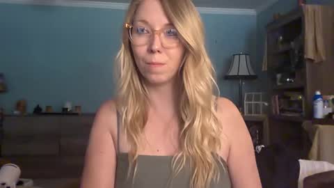 nikkib653466 online show from May 8, 2026, 10:37 pm