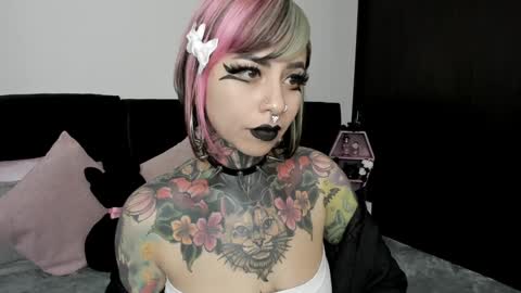 Nikki Ramone   online show from December 6, 2024, 12:27 pm
