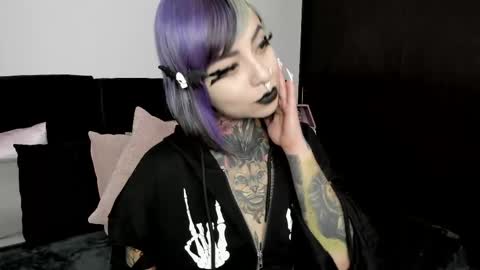 Nikki Ramone   online show from March 5, 2025, 2:36 am