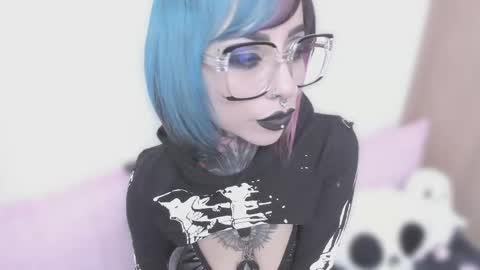 Nikki Ramone   online show from September 30, 2025, 11:32 pm