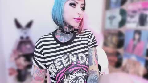 Nikki Ramone   online show from October 28, 2025, 9:39 pm