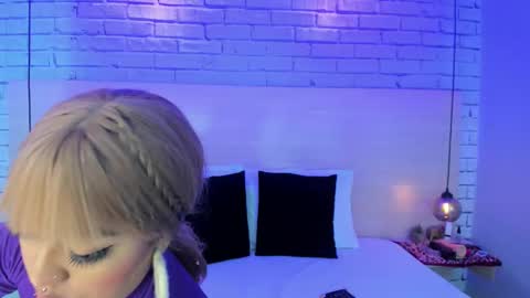 Nikky Dean online show from September 11, 2025, 3:17 am