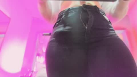 Snapshot of nikkysmiith chatting on September 20, 2025, 11:22 am     online show from September 20, 2025, 11:22 am