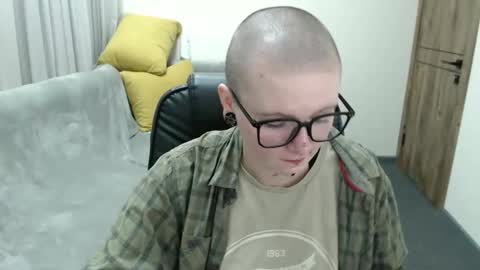 nikkysnow online show from September 12, 2025, 8:03 am