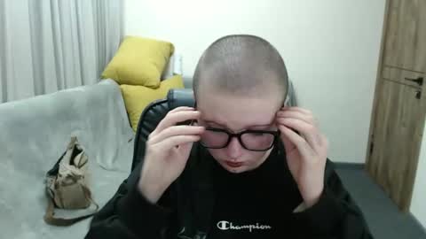 nikkysnow online show from September 17, 2025, 8:05 am