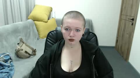 nikkysnow online show from September 19, 2025, 8:05 am