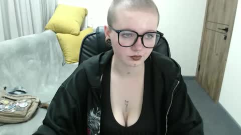 nikkysnow online show from September 20, 2025, 8:15 am