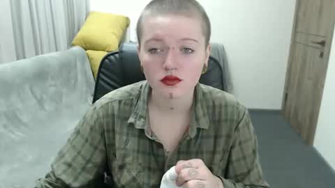 nikkysnow online show from September 26, 2025, 8:18 am