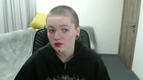 nikkysnow online show from September 27, 2025, 8:08 am