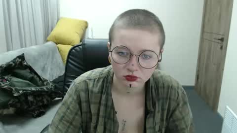 nikkysnow online show from October 1, 2025, 8:09 am