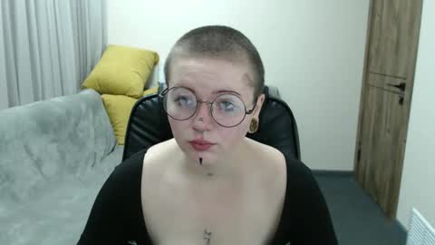 nikkysnow online show from October 3, 2025, 8:22 am