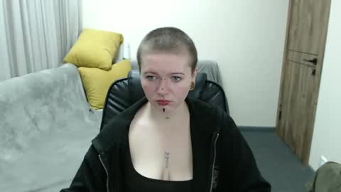 nikkysnow online show from October 4, 2025, 8:12 am