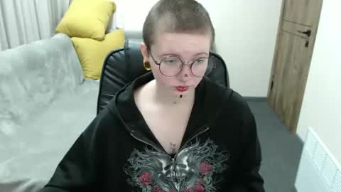 nikkysnow online show from October 14, 2025, 8:04 am