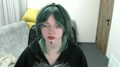 nikkysnow online show from October 17, 2025, 8:17 am