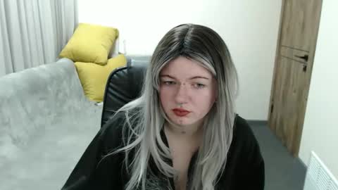 nikkysnow online show from October 18, 2025, 8:04 am