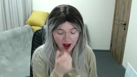 nikkysnow online show from October 19, 2025, 8:04 am