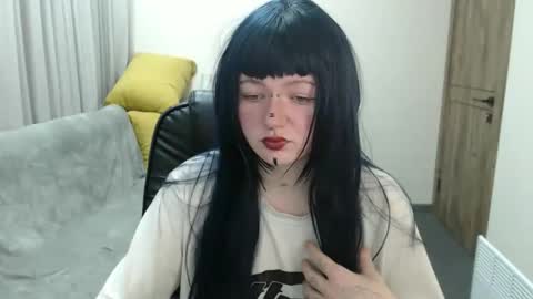nikkysnow online show from October 28, 2025, 9:02 am