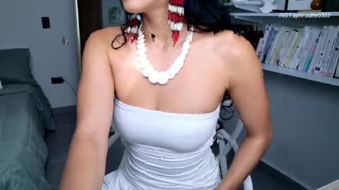 Snapshot of nikol_je chatting on April 10, 2026, 8:02 pm Nicole cam online show from April 10, 2026, 8:02 pm