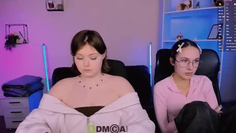 Snapshot of nikol_kitt chatting on November 16, 2025, 8:03 pm Little Niko Help me reach my goals online show from November 16, 2025, 8:03 pm