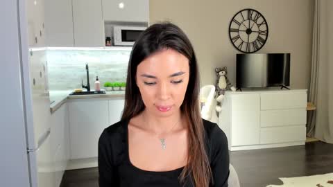 Bella online show from December 1, 2024, 8:09 pm