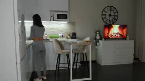 Snapshot of nilliluv chatting on September 24, 2025, 2:42 pm Bella online show from September 24, 2025, 2:42 pm