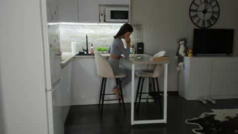 Snapshot of nilliluv chatting on September 29, 2025, 8:02 pm Bella online show from September 29, 2025, 8:02 pm