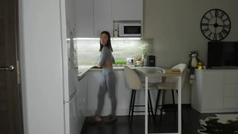 Snapshot of nilliluv chatting on October 27, 2025, 12:20 pm Bella online show from October 27, 2025, 12:20 pm