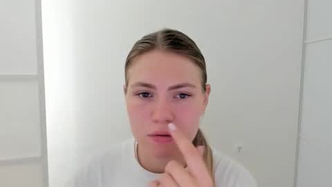 ninarihh online show from September 16, 2025, 11:11 am