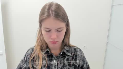 ninarihh online show from September 26, 2025, 7:34 am