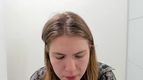 ninarihh online show from October 29, 2025, 9:44 am