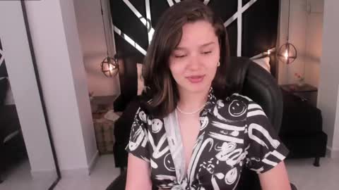 nini_solei online show from April 23, 2026, 7:49 pm