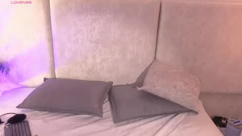 nioki_ online show from April 28, 2026, 3:11 am