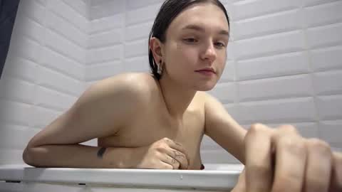 Snapshot of nloraaa chatting on October 6, 2025, 3:09 pm Tears Lora online show from October 6, 2025, 3:09 pm