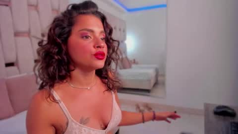 Noa online show from November 19, 2025, 3:28 am