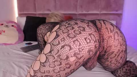 Snapshot of noah_beck42 chatting on May 15, 2026, 3:24 am Sara online show from May 15, 2026, 3:24 am