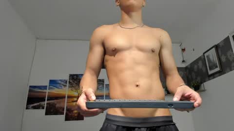 noah_flynn1 online show from May 3, 2026, 10:21 am