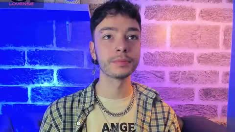 Snapshot of noah_ricci_ chatting on September 25, 2025, 12:42 pm    online show from September 25, 2025, 12:42 pm