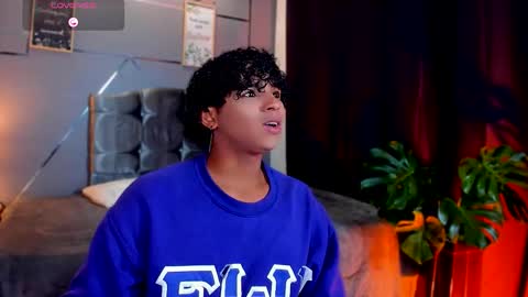 noah_smith04 online show from November 17, 2025, 12:22 pm