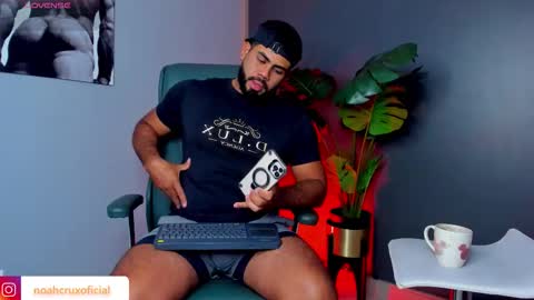 Snapshot of noahcrux chatting on March 7, 2026, 10:18 pm Noah online show from March 7, 2026, 10:18 pm