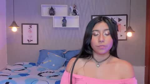 Snapshot of nohemi_louse chatting on February 15, 2025, 10:42 pm Nohemi online show from February 15, 2025, 10:42 pm