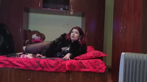 QueenManifest online show from December 13, 2025, 7:53 pm