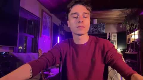 novin22ans online show from September 15, 2025, 3:28 am