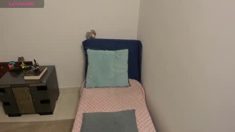 nuit_rose online show from October 15, 2025, 2:33 am