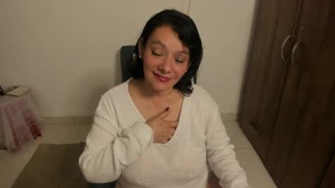 nuit_rose online show from May 8, 2026, 2:06 am