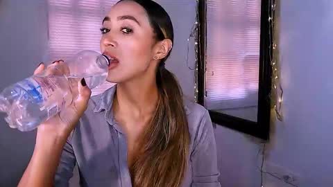 Snapshot of nycole_1988 chatting on October 28, 2025, 6:10 pm Nycole online show from October 28, 2025, 6:10 pm