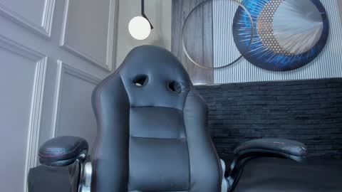 independent model online show from January 17, 2025, 8:44 pm