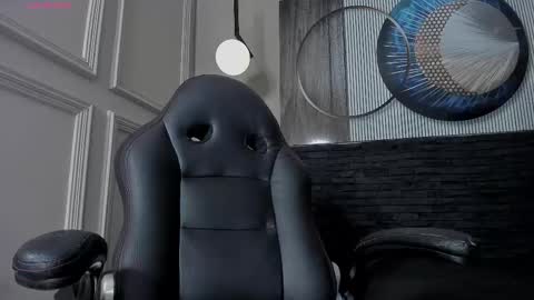 independent model online show from February 19, 2025, 1:50 pm