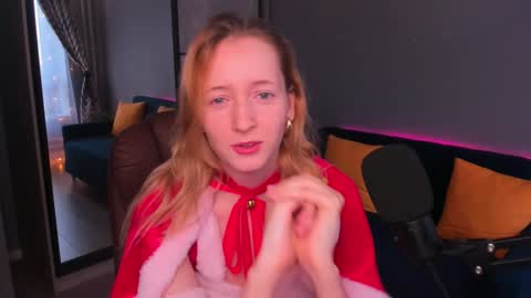 Snapshot of oddlyfamiliar chatting on December 25, 2024, 9:45 am Call me Bee online show from December 25, 2024, 9:45 am