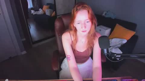 Snapshot of oddlyfamiliar chatting on September 12, 2025, 4:18 pm Call me Bee online show from September 12, 2025, 4:18 pm