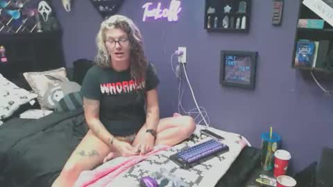 Snapshot of oddywithabody chatting on October 24, 2025, 5:37 am Oddy With A Body online show from October 24, 2025, 5:37 am